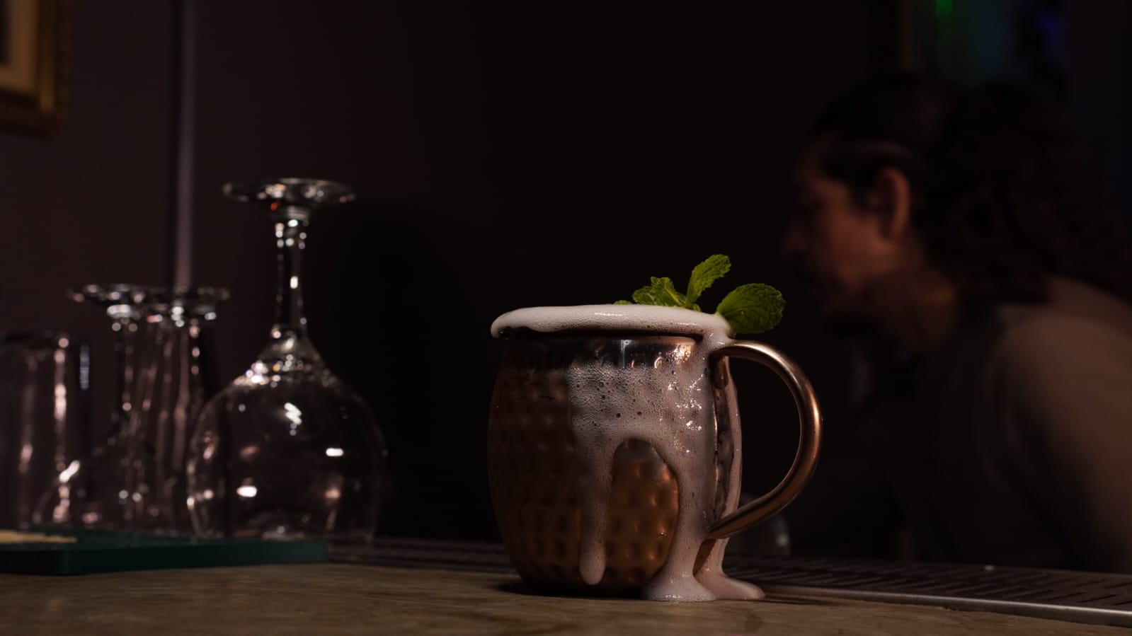 Drink cremoso servido em caneca de cobre