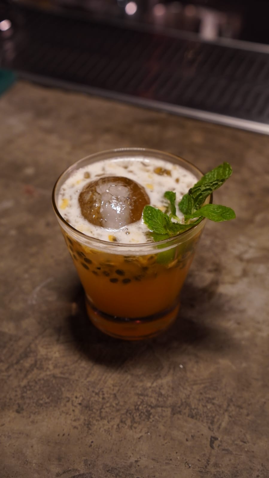 Drink tropical com maracujá e hortelã