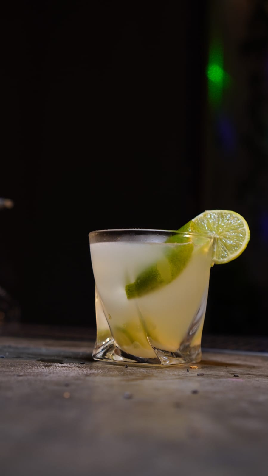Drink cítrico com fatia de limão