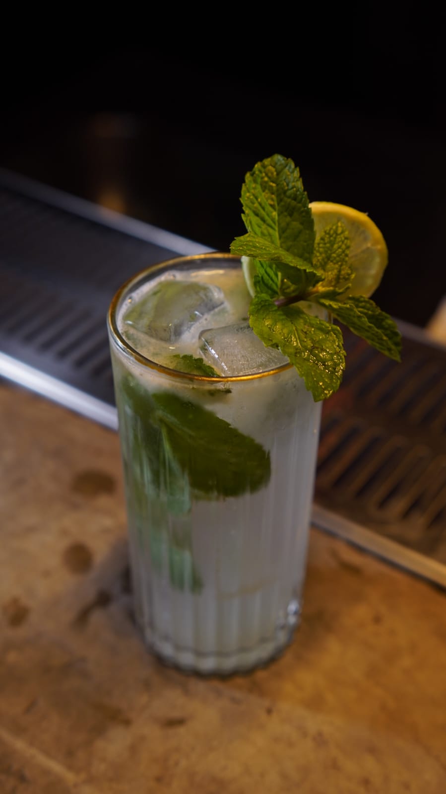 Drink cítrico com gelo, limão e hortelã