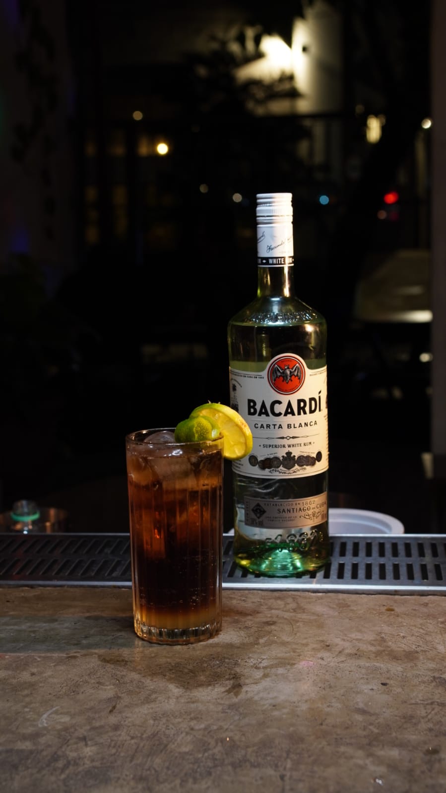 Drink com rum e limão no balcão