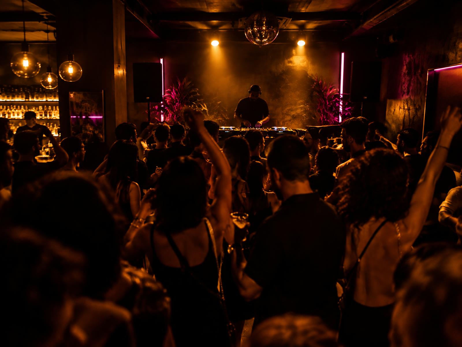DJ tocando para o público em uma noite animada